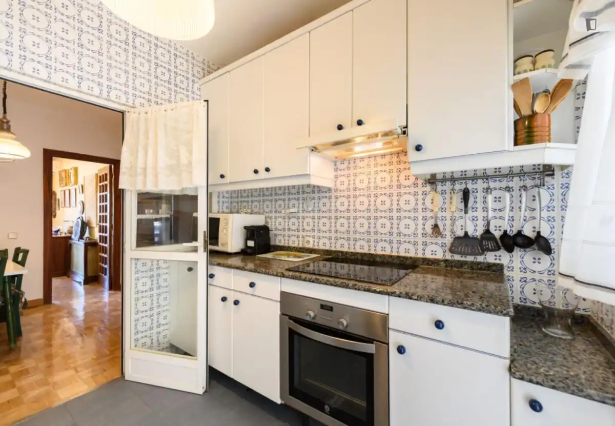 Cuina de Apartament de lloguer en Madrid amb Aire condicionat, Moblat i Forn