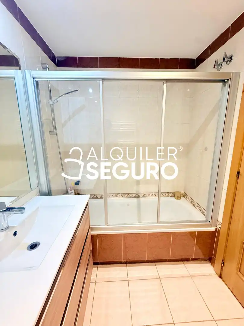 Bathroom of Flat for rent in Madrid  with Air Conditioner and Heating