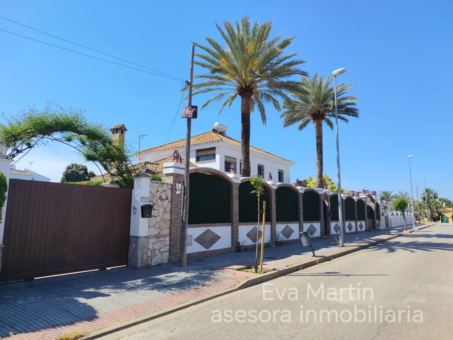 Vista exterior de Casa o chalet de alquiler en Montequinto con Aire acondicionado, Calefacción y Jardín privado