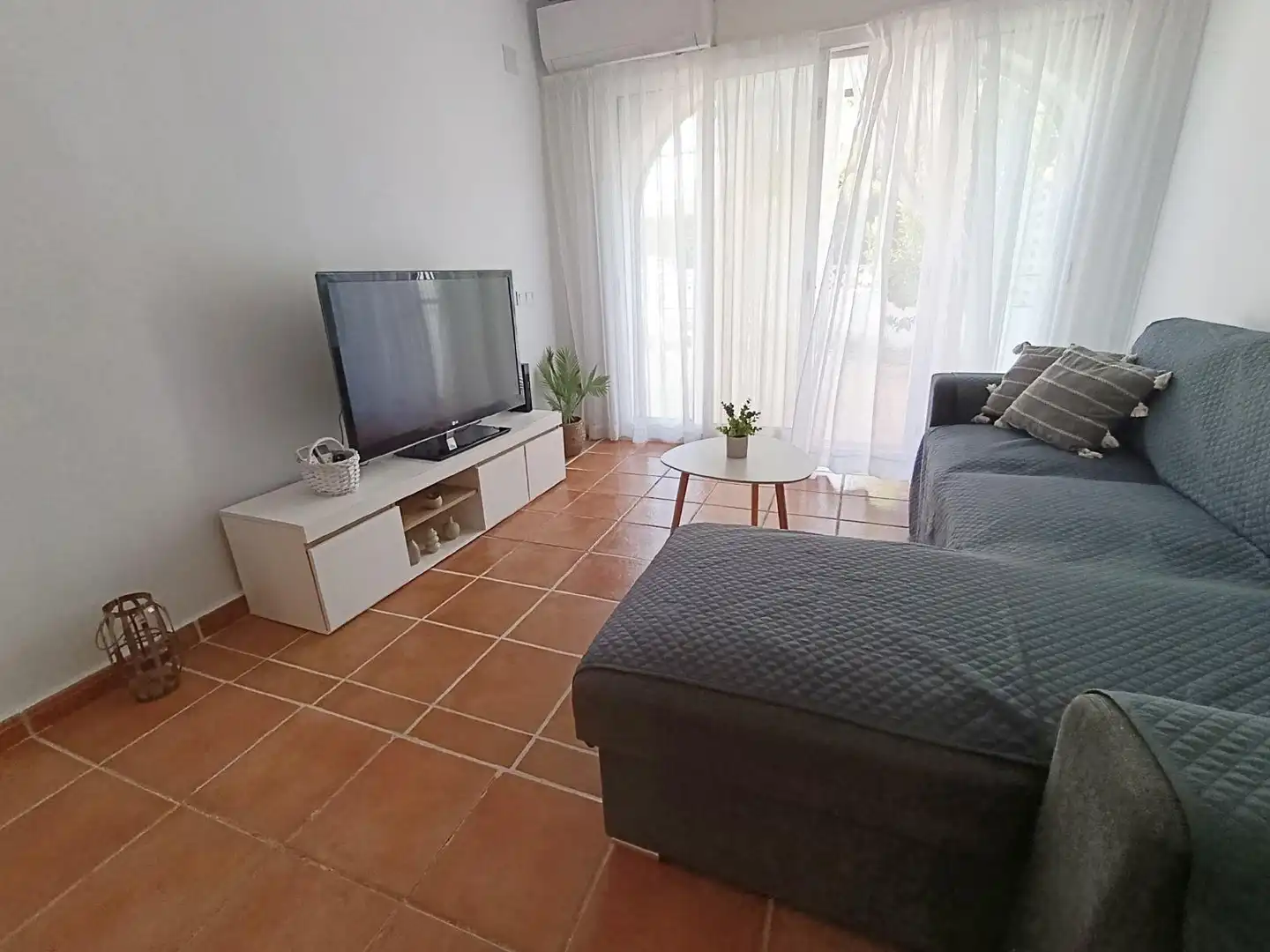 Sala d'estar de Casa adosada de lloguer en Dénia amb Aire condicionat, Calefacció i Jardí privat