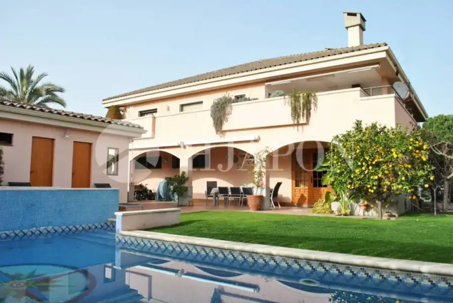 Vista exterior de Casa o xalet en venda en Alella amb Aire condicionat, Calefacció i Jardí privat