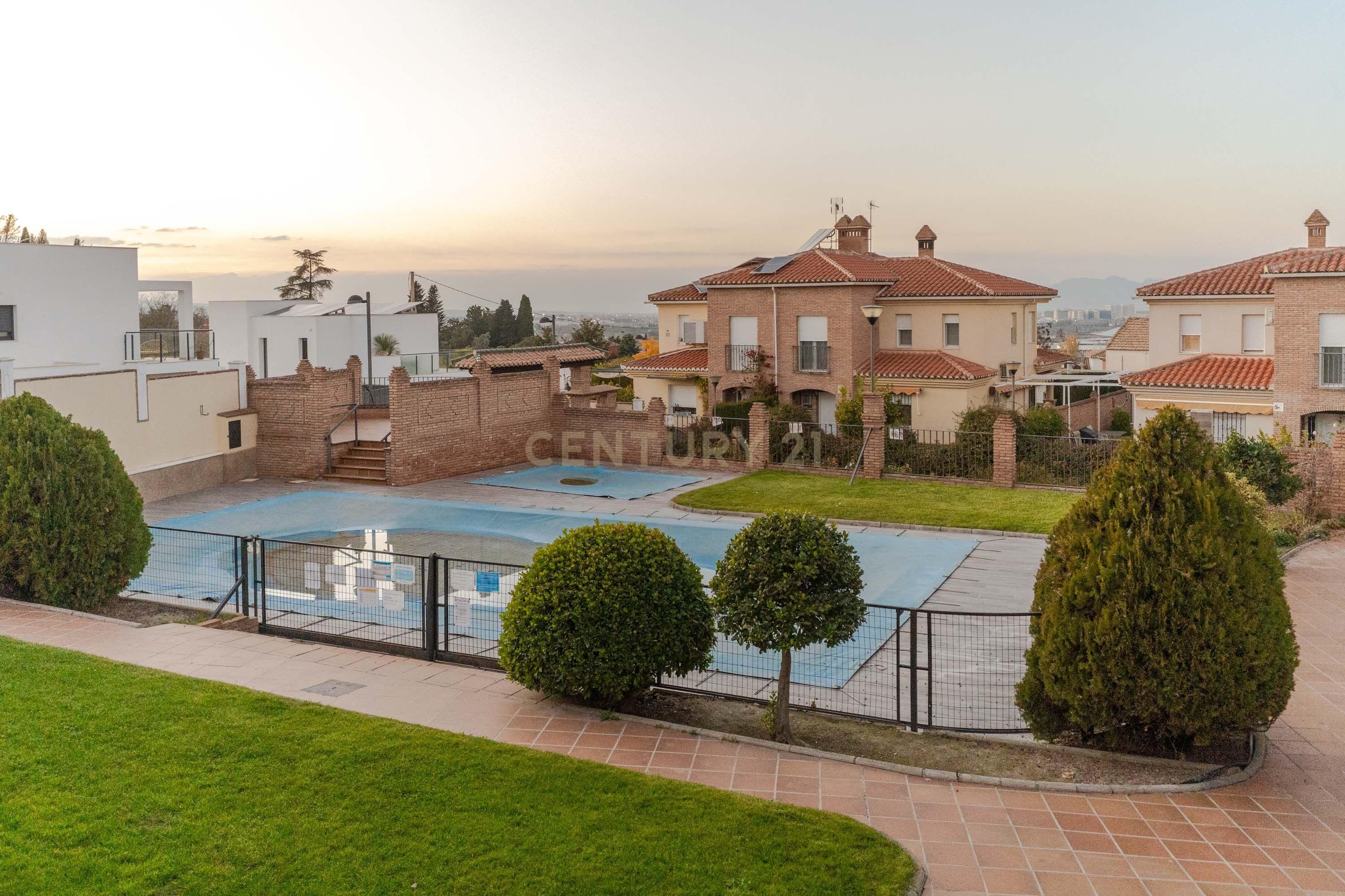 Piscina de Casa adosada en venda en La Zubia amb Aire condicionat, Jardí privat i Traster
