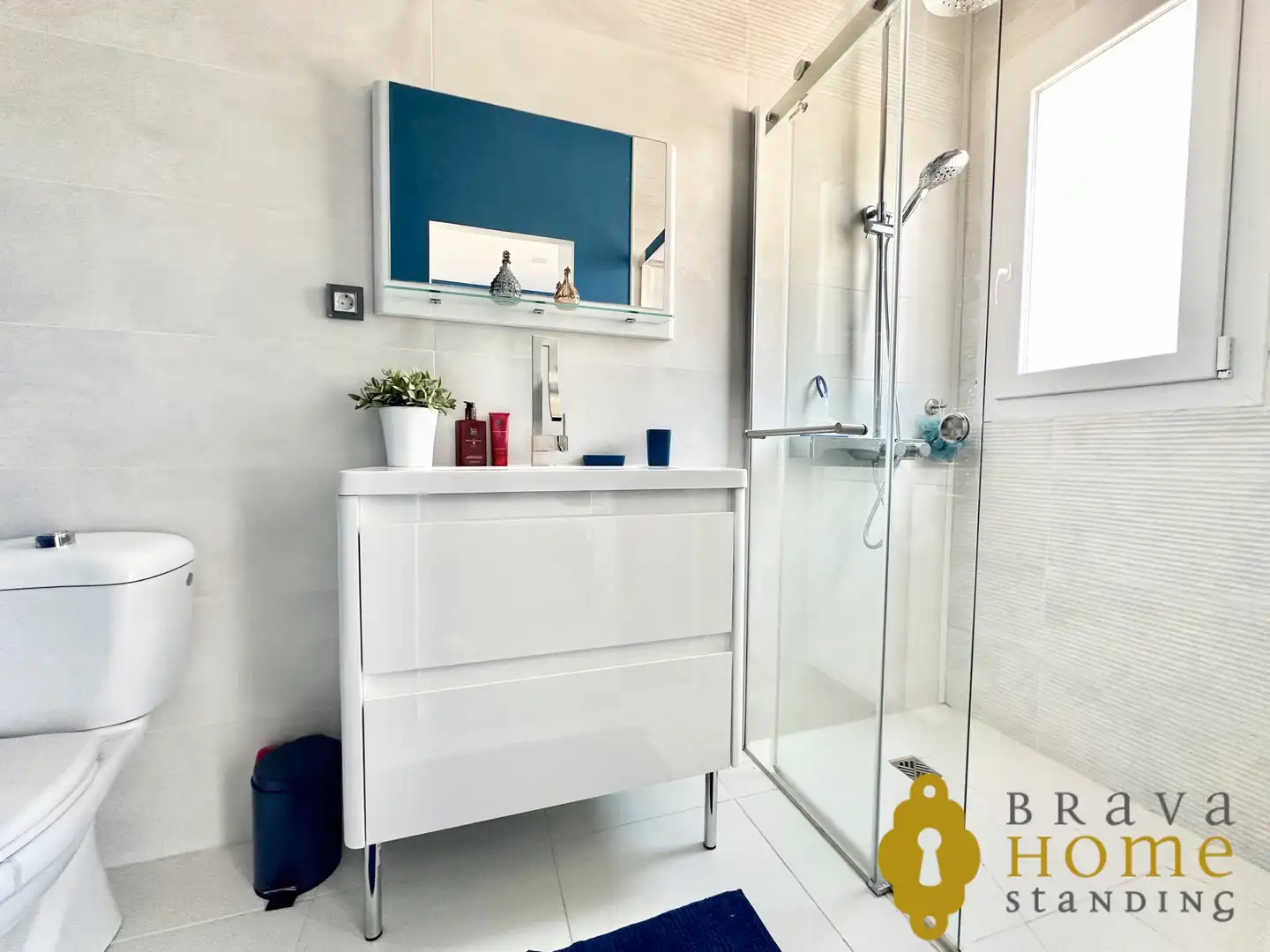 Badezimmer von Haus oder Chalet zum Verkauf in Empuriabrava mit Klimaanlage, Heizung und Privatgarten