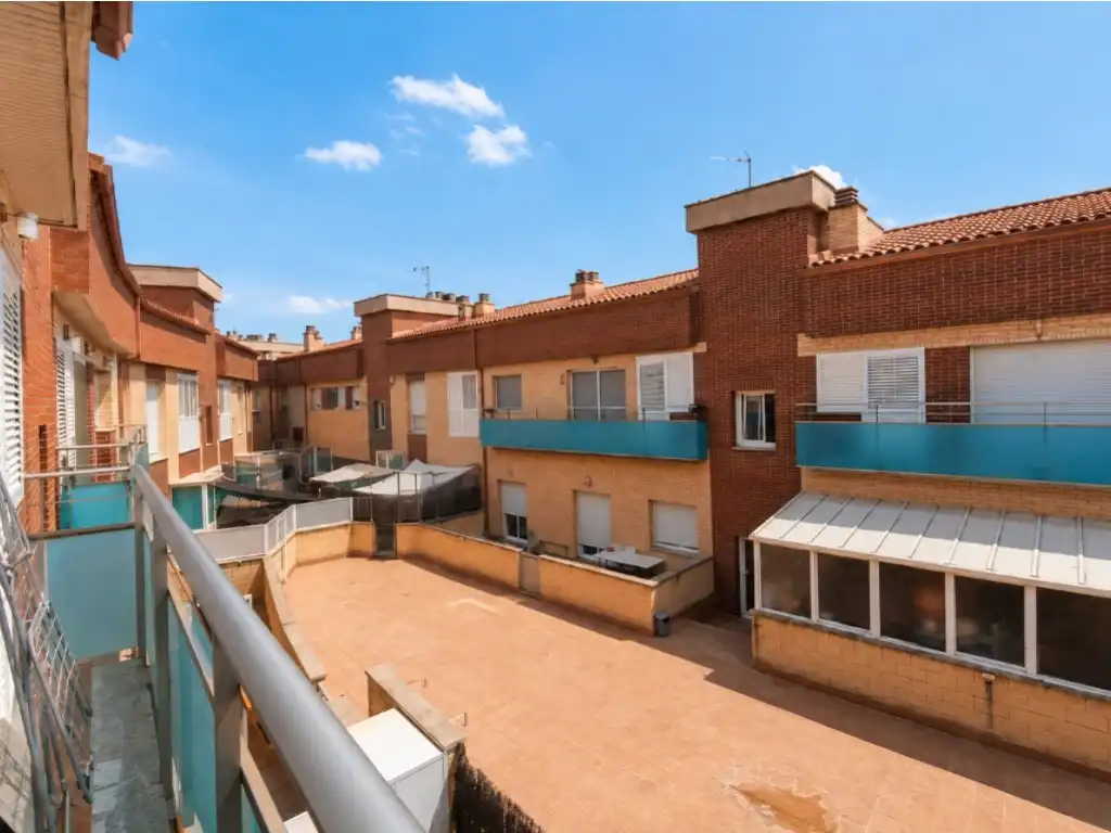 Vista exterior de Dúplex en venta en El Pla del Penedès con Horno, Balcón y Piscina comunitaria