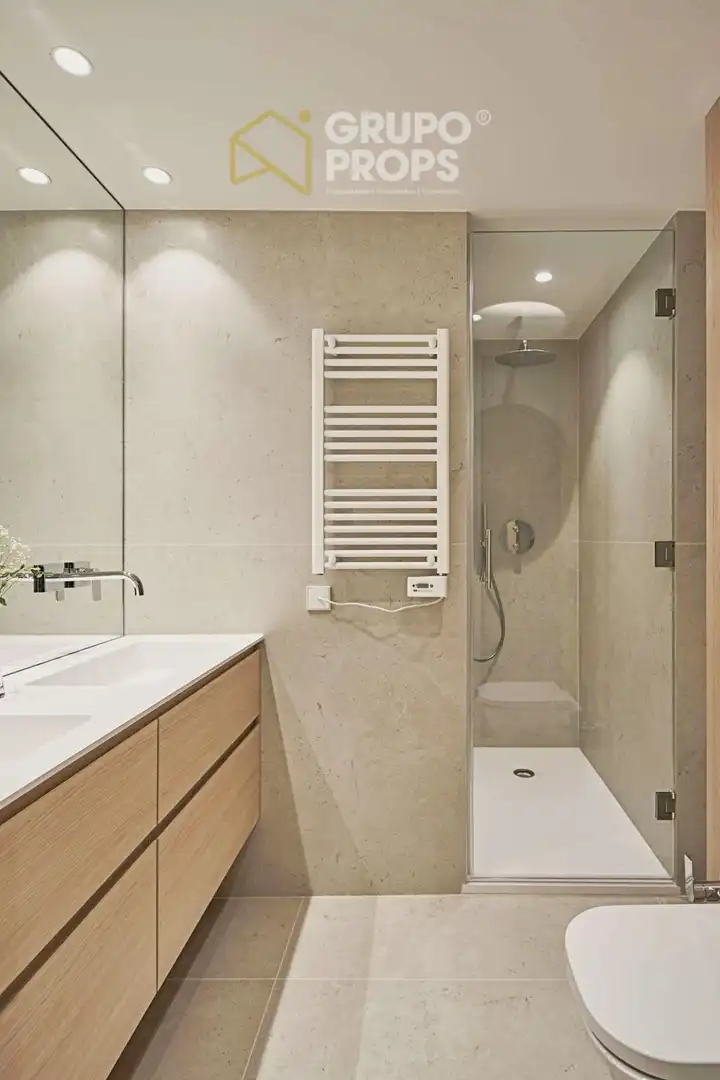 Bany de Apartament en venda en Madrid amb Aire condicionat, Calefacció i Moblat