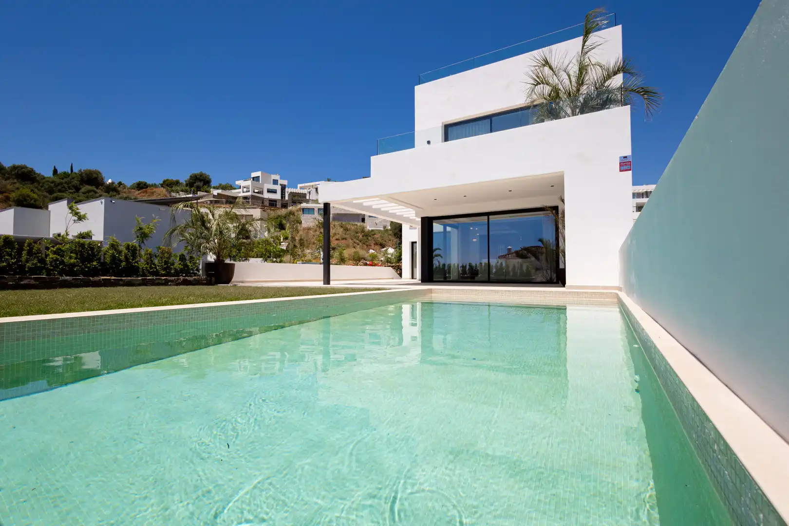 Casa con piscina en venta en El Faro de Calaburra - Chaparral