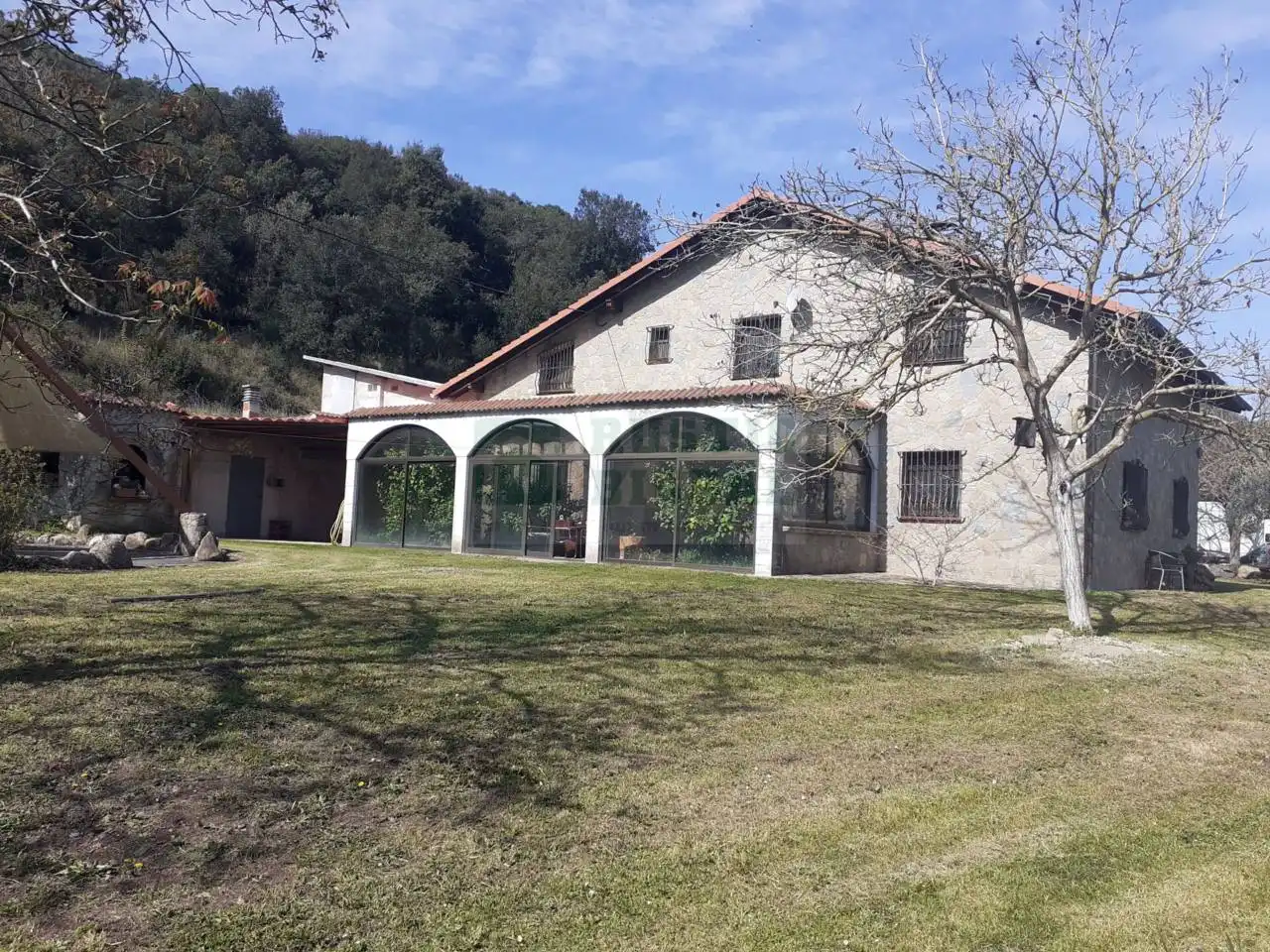 Casa rústica amb jardí en venda a Riudarenes