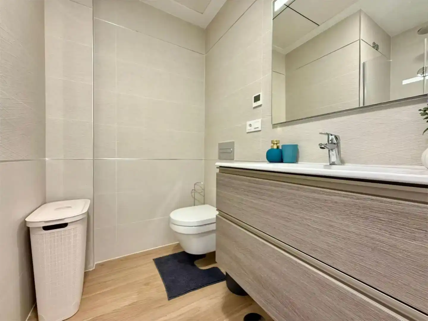 Badezimmer von Wohnung zur Miete in Torrevieja mit Klimaanlage und Schwimmbad