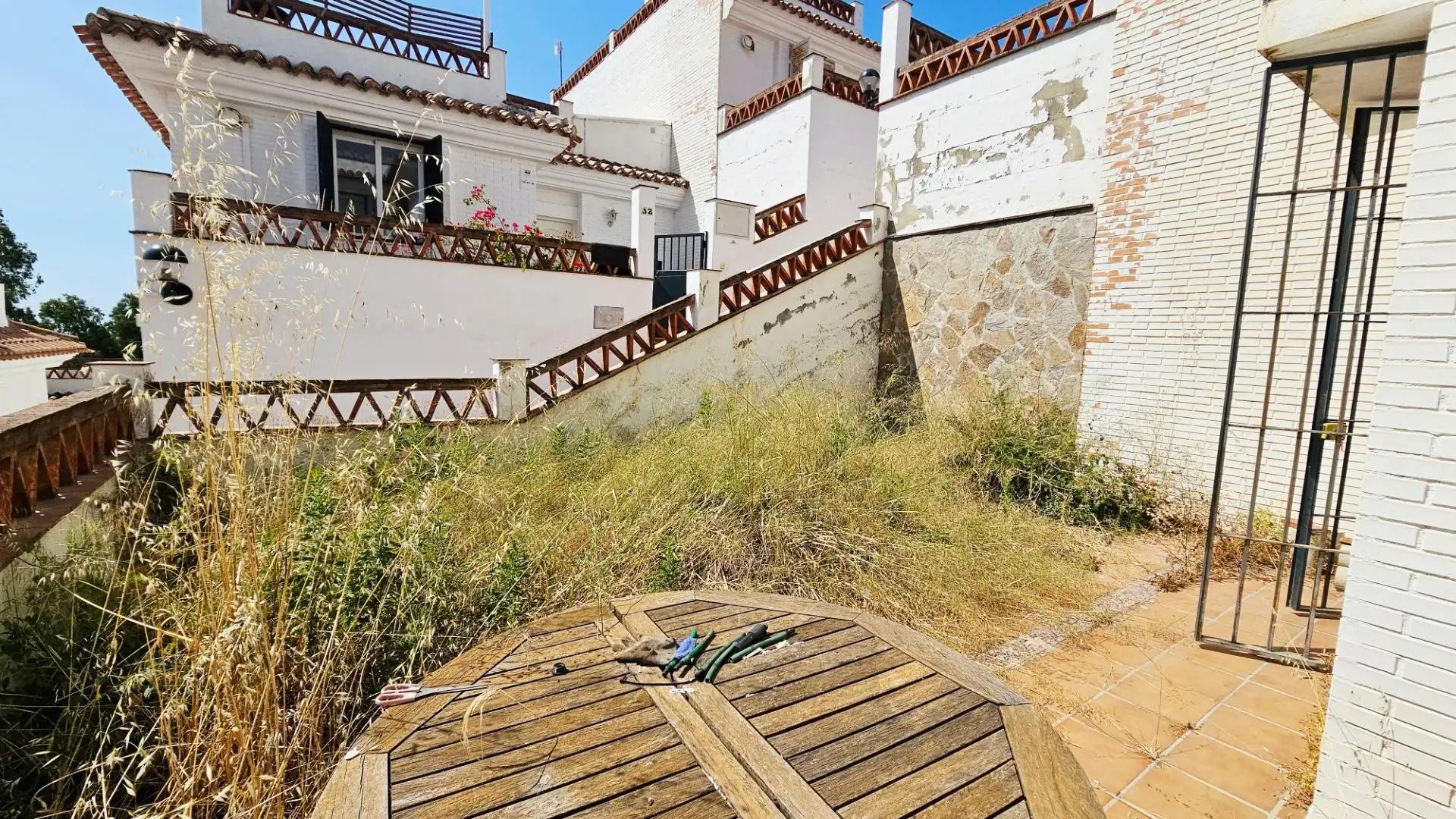 Vista exterior de Casa adosada en venda en Benalmádena amb Aire condicionat, Jardí privat i Terrassa