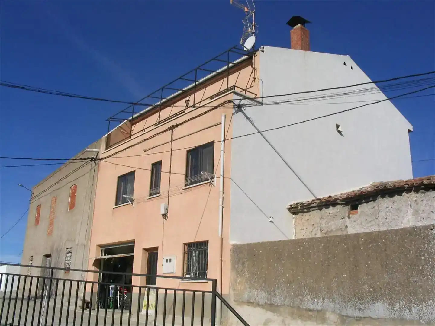 Vista exterior de Finca rústica en venda en Cendejas de Enmedio amb Moblat