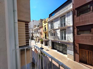 Casa amb balcó en venda a Calle ALLOZA