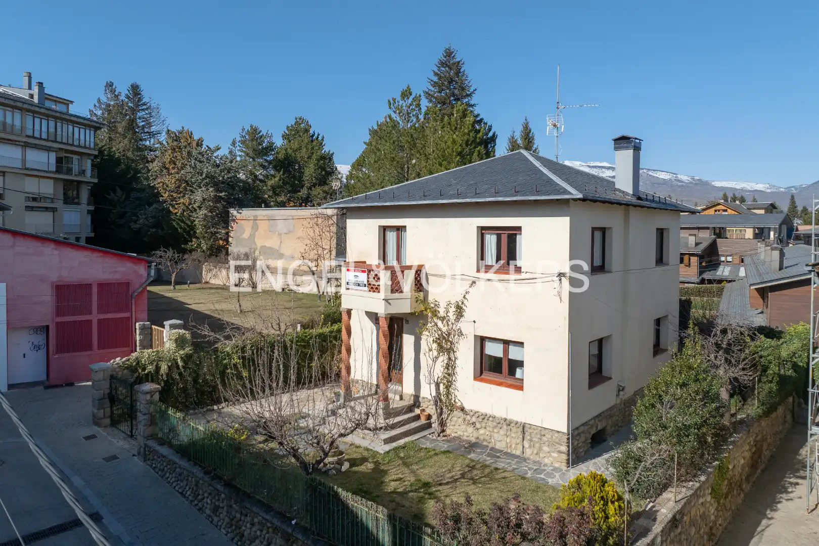 Casa con terrazza in vendita a Carrer Cadí 9