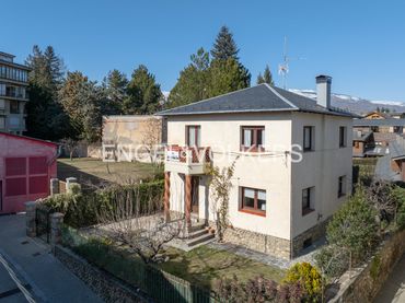Casa con balcón en venta en Carrer Cadí 9