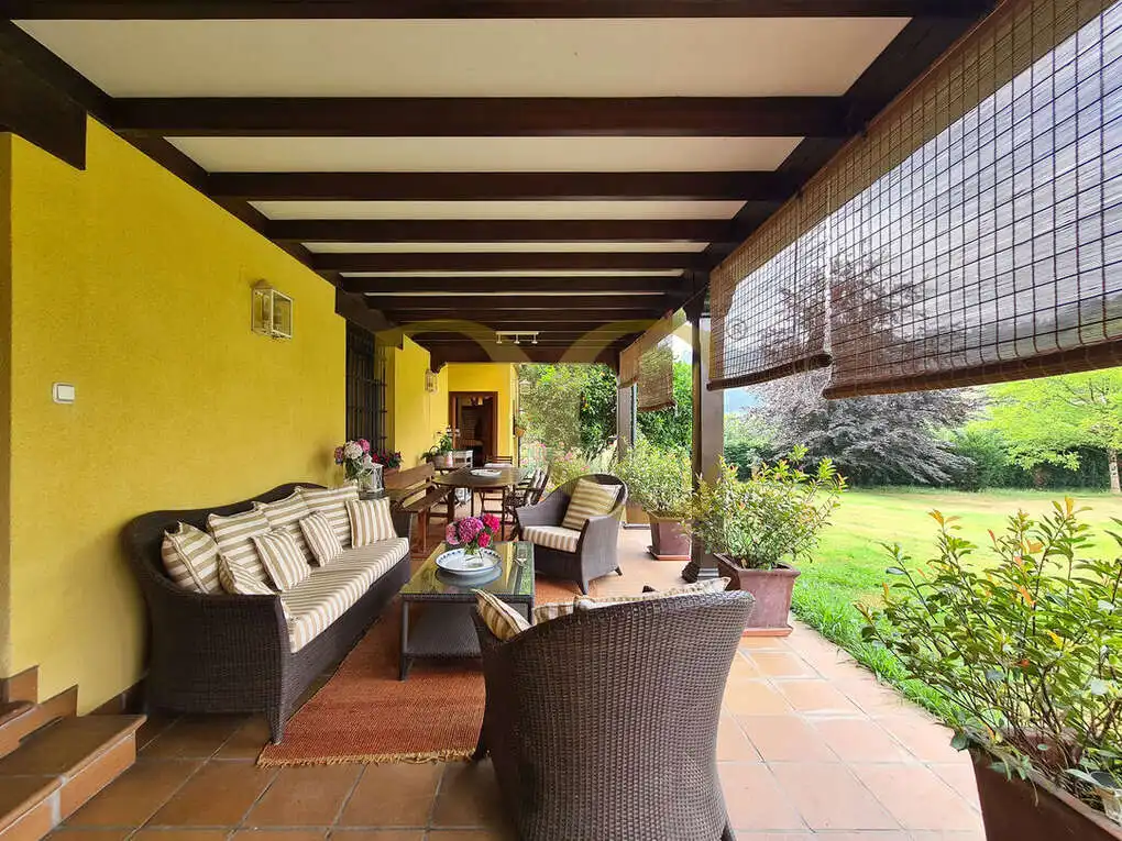 Terrassa de Casa o xalet en venda en Oviedo  amb Calefacció, Jardí privat i Terrassa