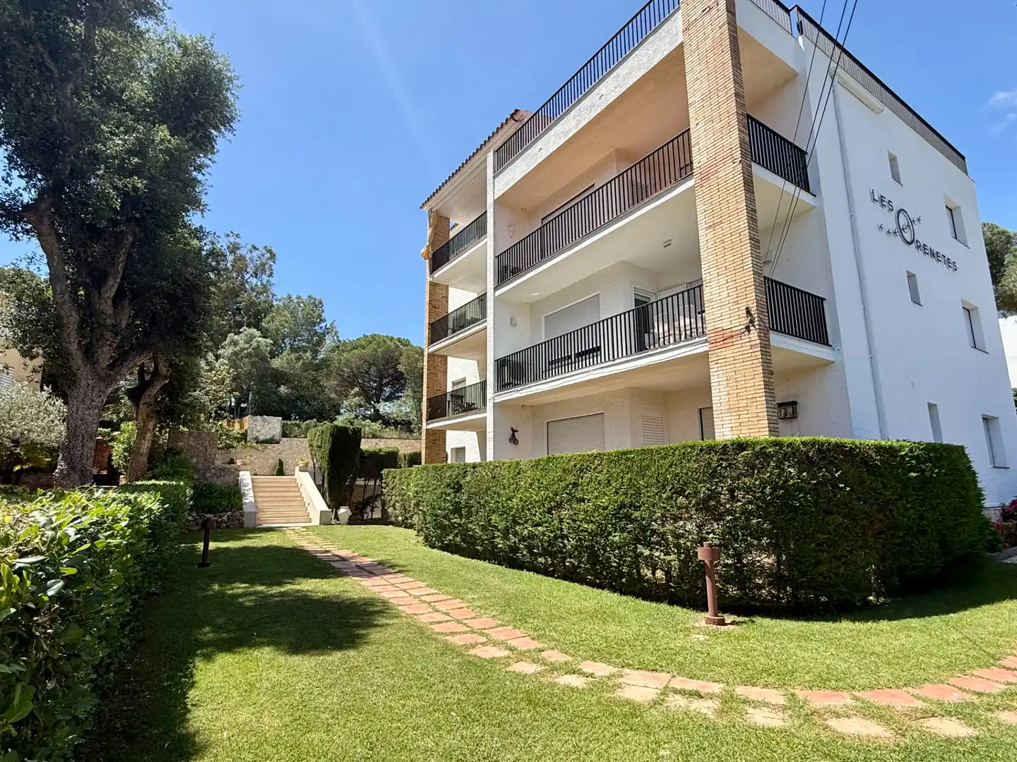 Außenansicht von Wohnungen zum Verkauf in Palafrugell mit Klimaanlage, Terrasse und Gemeinschaftspool