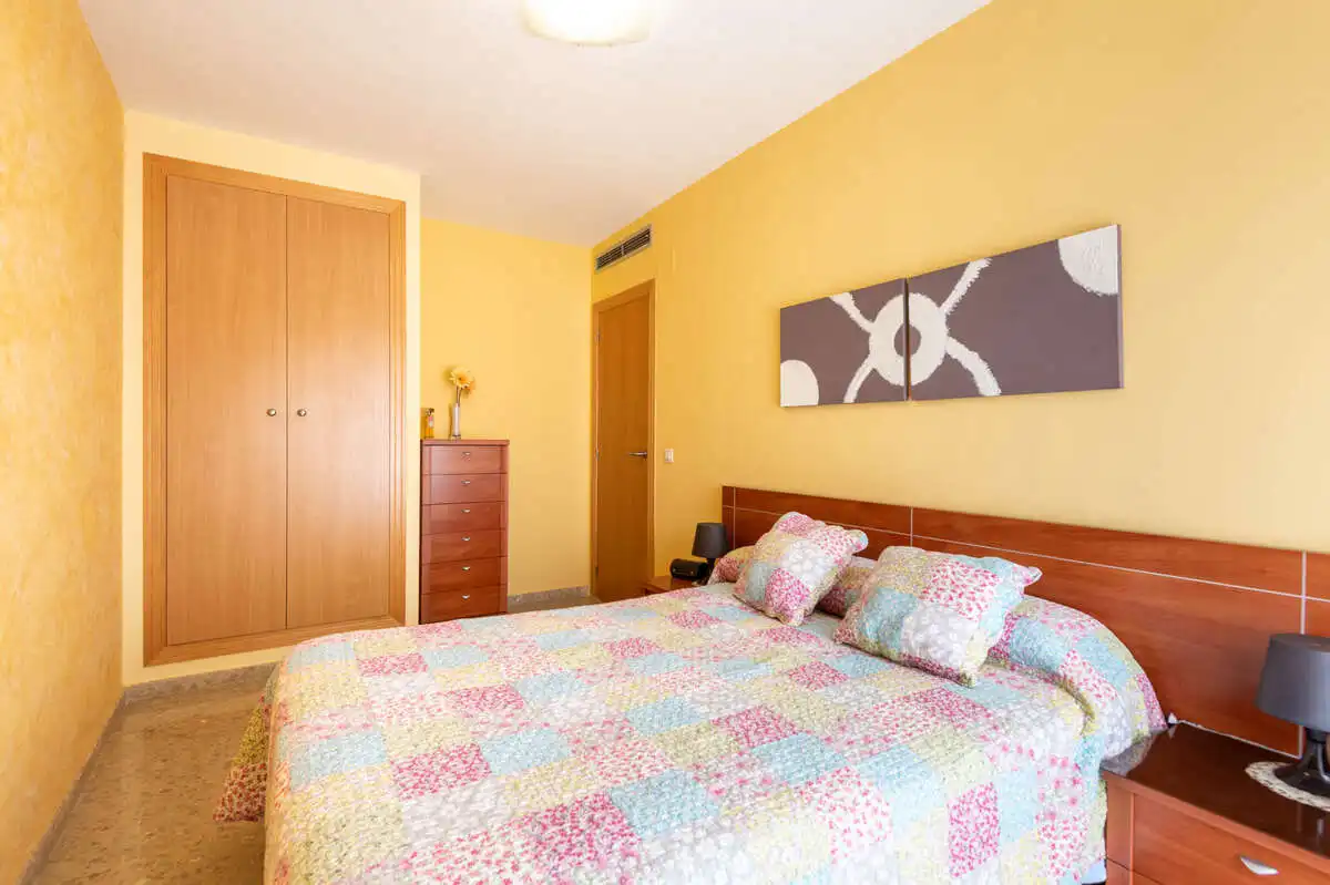 Habitación de Casa adosada en venta en Les Alqueries / Alquerías del Niño Perdido con Aire acondicionado, Calefacción y Jardín privado