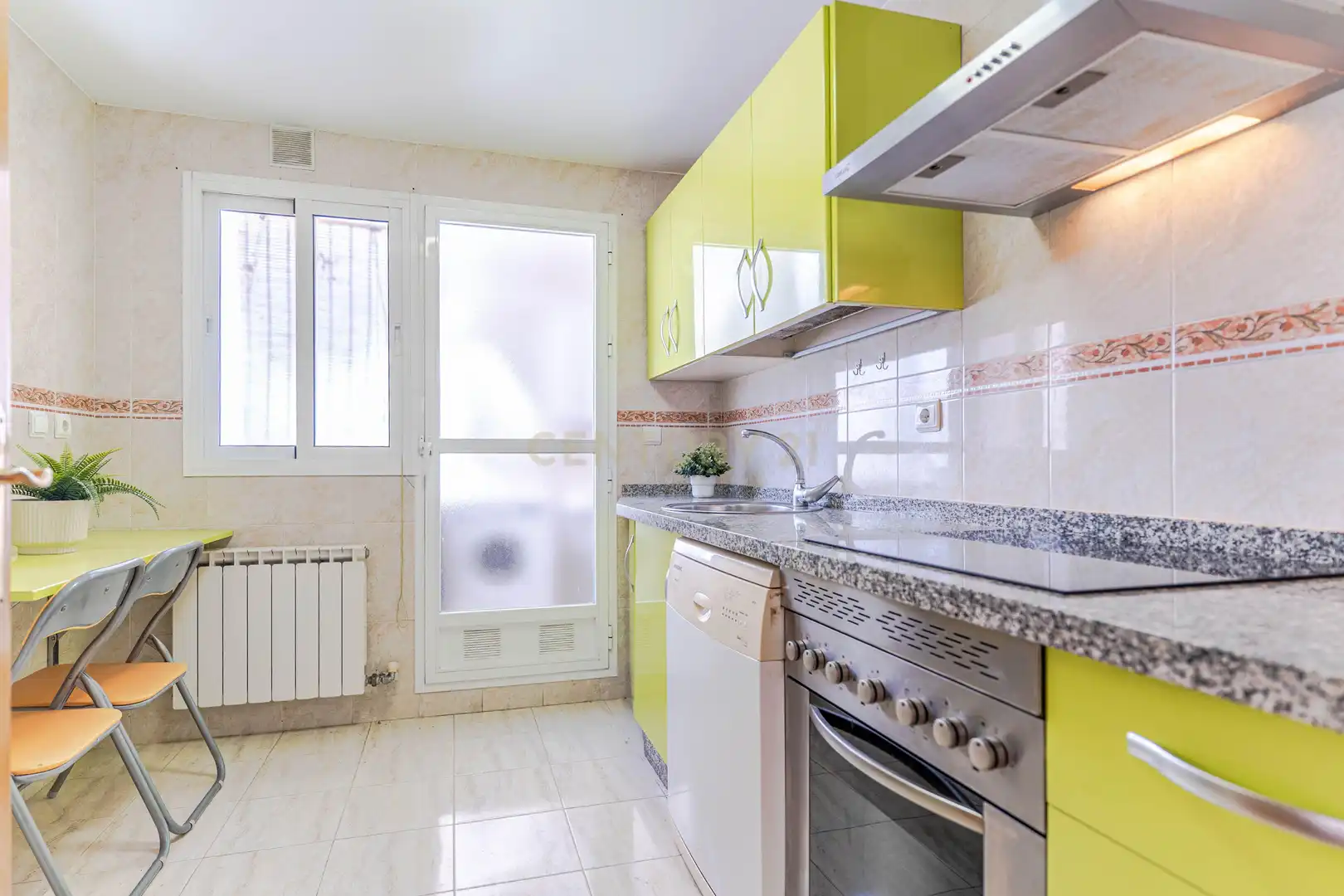 Cuina de Apartament en venda en Churriana de la Vega amb Jardí privat i Piscina comunitària