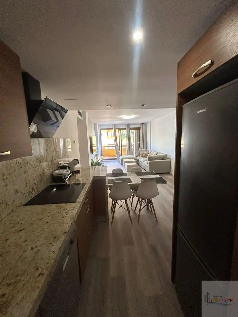 Cuina de Apartament de lloguer en Torrevieja amb Aire condicionat, Calefacció i Terrassa