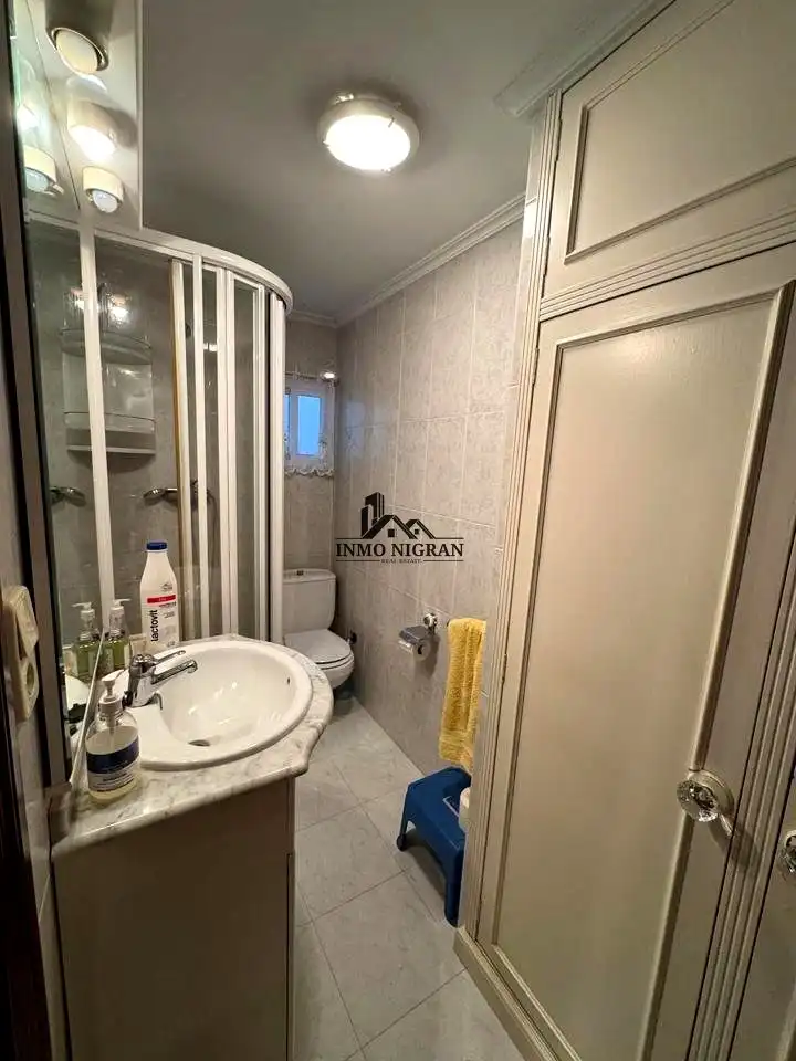 Badezimmer von Wohnung zum Verkauf in Vigo  mit Heizung, Parkett und Abstellraum