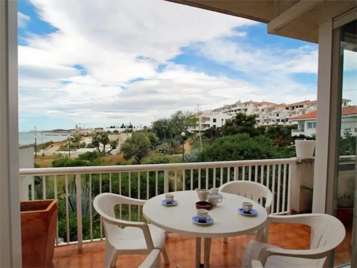 Vista exterior de Casa adosada de lloguer en Sitges amb Aire condicionat, Jardí privat i Piscina