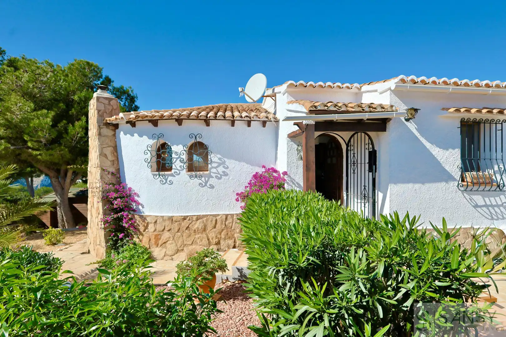 Vista exterior de Casa o xalet en venda en Jávea / Xàbia amb Terrassa i Piscina