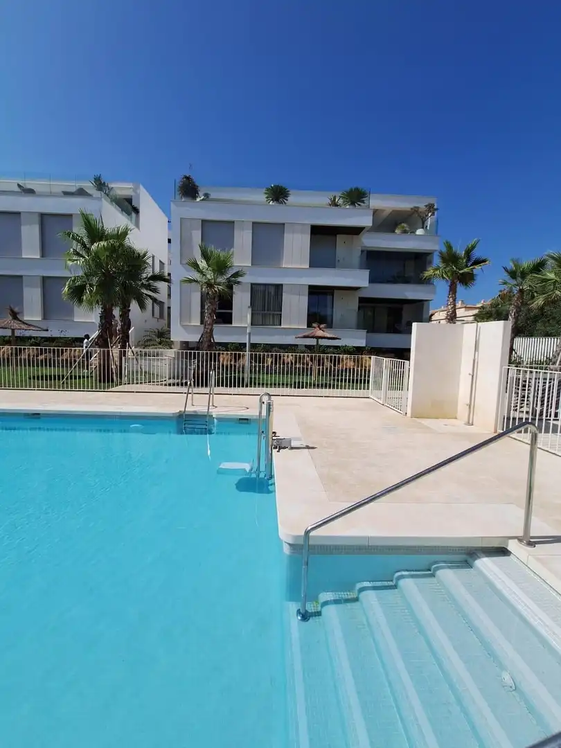 Schwimmbecken von Wohnung zum Verkauf in Marbella mit Klimaanlage, Heizung und Privatgarten