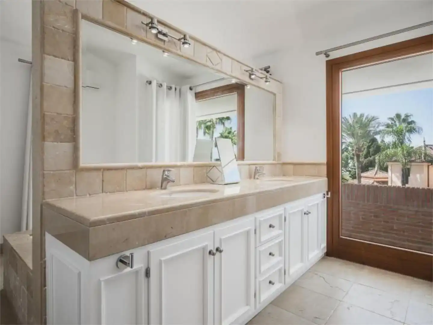 Bany de Casa o xalet en venda en Marbella amb Aire condicionat, Piscina i Balcó