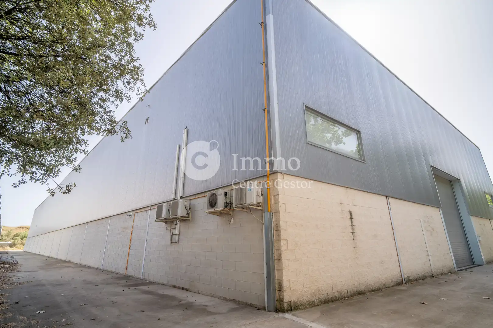 Außenansicht von Fabrikhallen zur Miete in Lleida mit Alarm