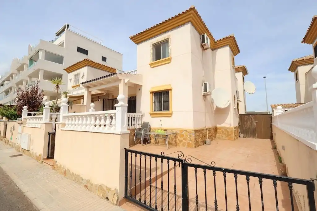 Maison mitoyenne avec piscine à louer à Calle ESTRAGON, imagen 2