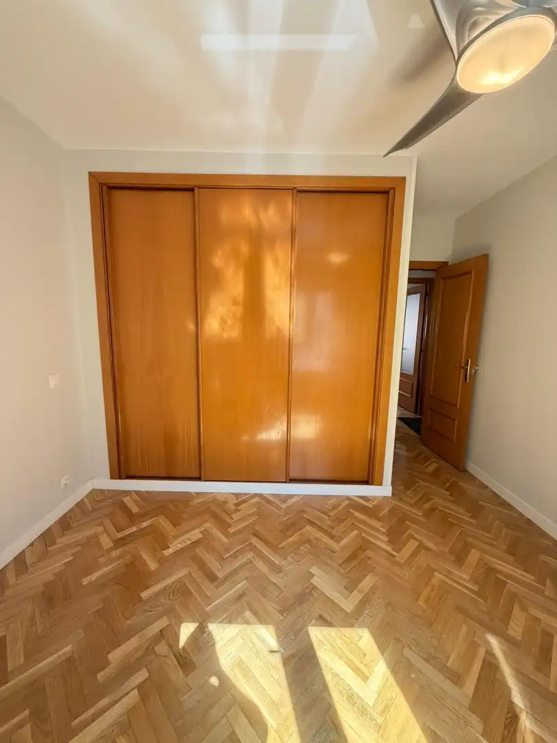 Schlafzimmer von Wohnung zur Miete in Madrid mit Heizung, Privatgarten und Parkett