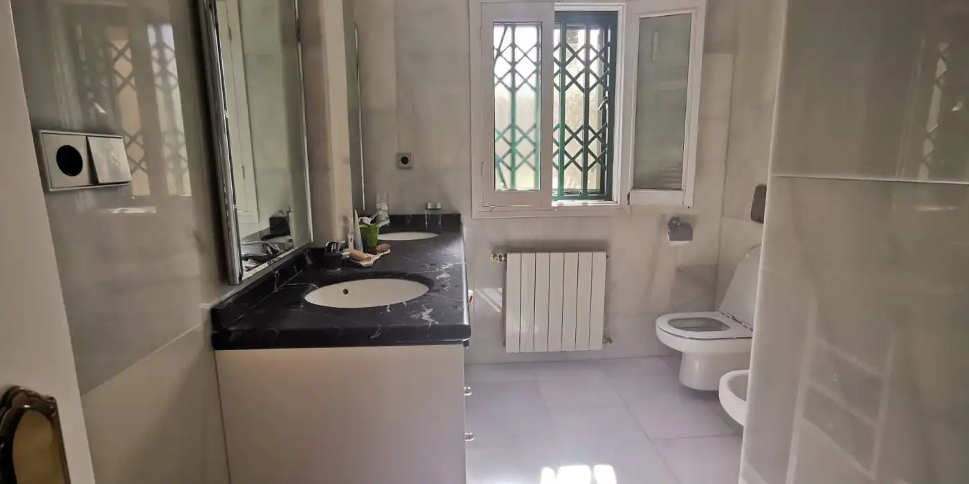 Bany de Casa o xalet en venda en Elche / Elx amb Aire condicionat, Jardí privat i Terrassa