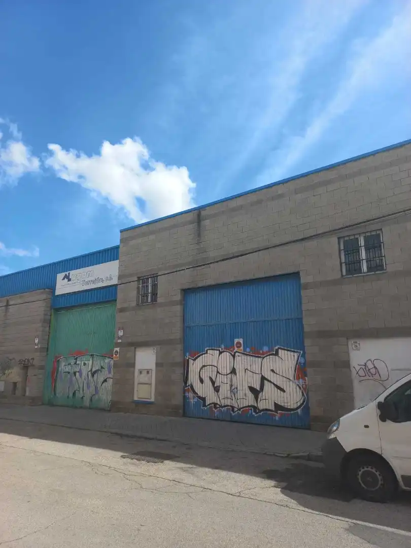 Außenansicht von Fabrikhallen zum Verkauf in Madrid