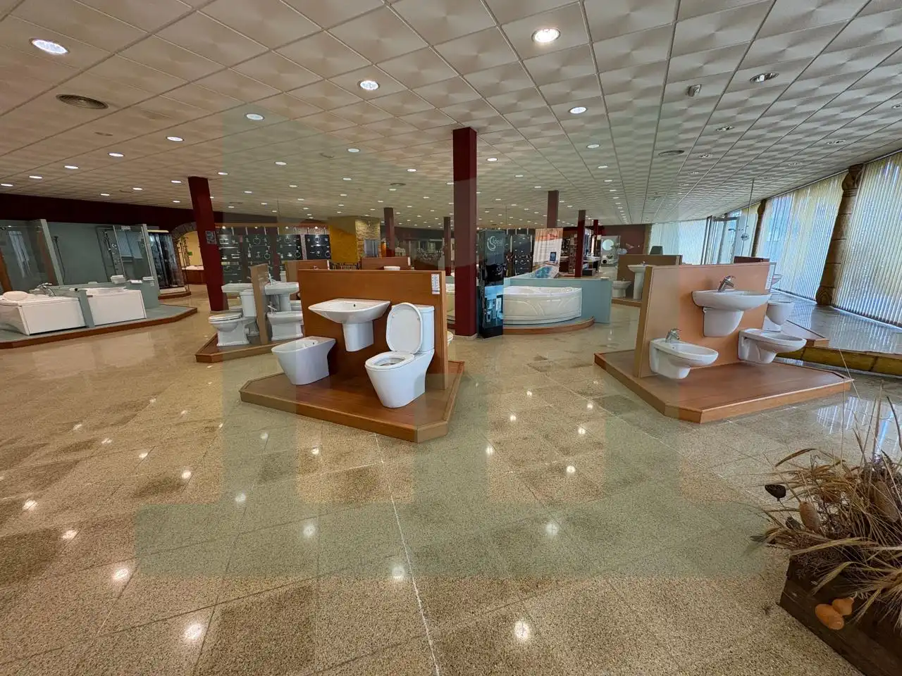 Badezimmer von Fabrikhallen zur Miete in Griñón
