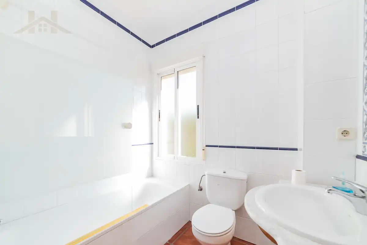 Bany de Casa o xalet en venda en Sevilla la Nueva amb Calefacció, Jardí privat i Piscina