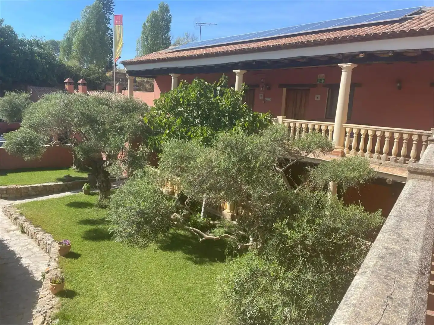 Jardí de Local en venda en Ronda amb Aire condicionat, Parquet i Moblat