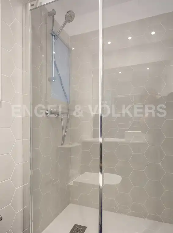 Bathroom of Attic for rent in Barcelona  with Air Conditioner, Heating and Parquet flooring