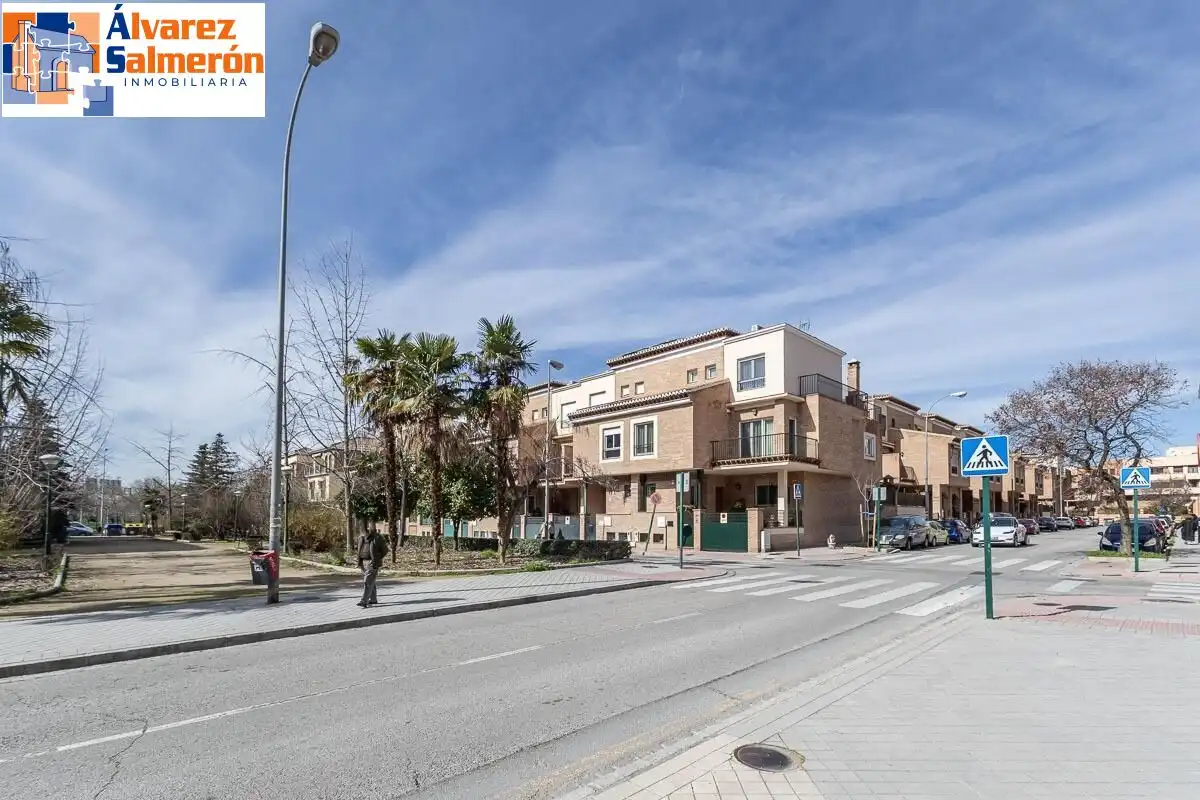 Außenansicht von Einfamilien-Reihenhaus zum Verkauf in Granada mit Privatgarten, Terrasse und Schwimmbad