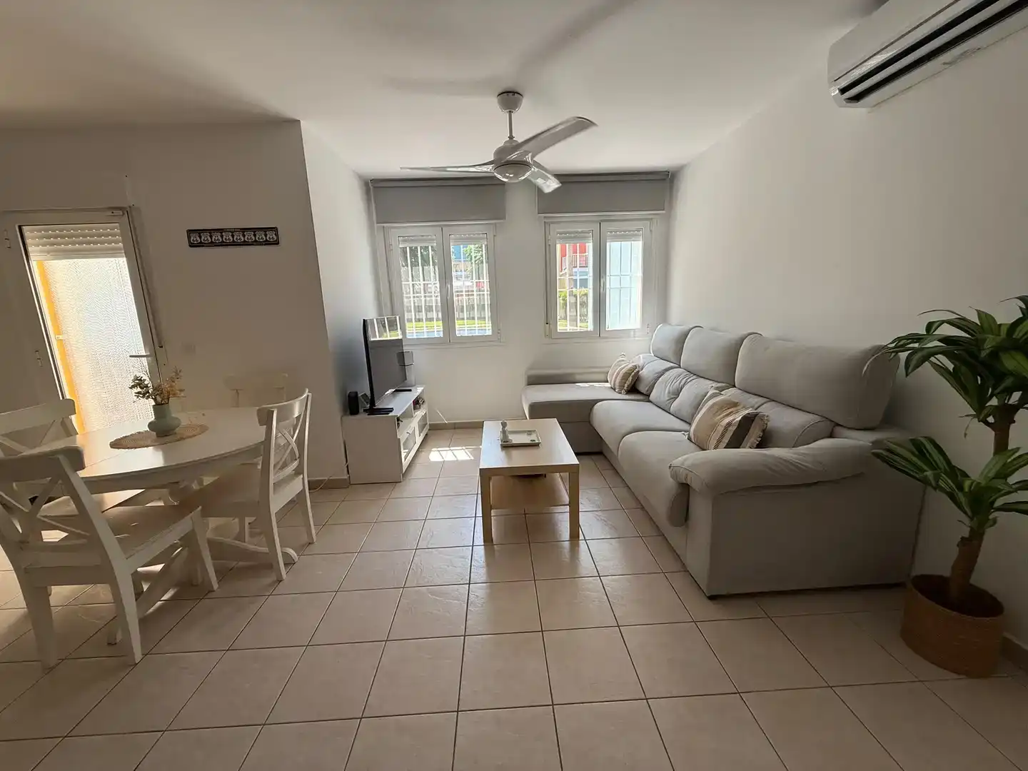 Sala d'estar de Apartament de lloguer en El Verger amb Aire condicionat, Jardí privat i Piscina