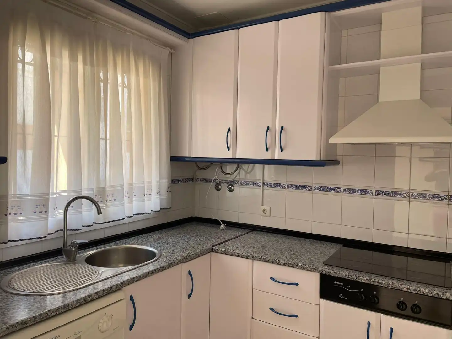 Cuina de Apartament en venda en Chiclana de la Frontera amb Jardí privat, Terrassa i Piscina comunitària