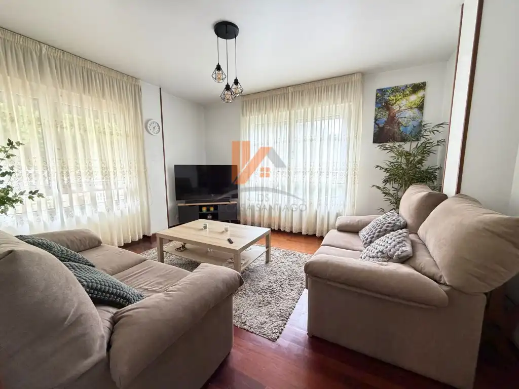 Sala d'estar de Casa o xalet en venda en Santiago de Compostela  amb Jardí privat, Moblat i Forn