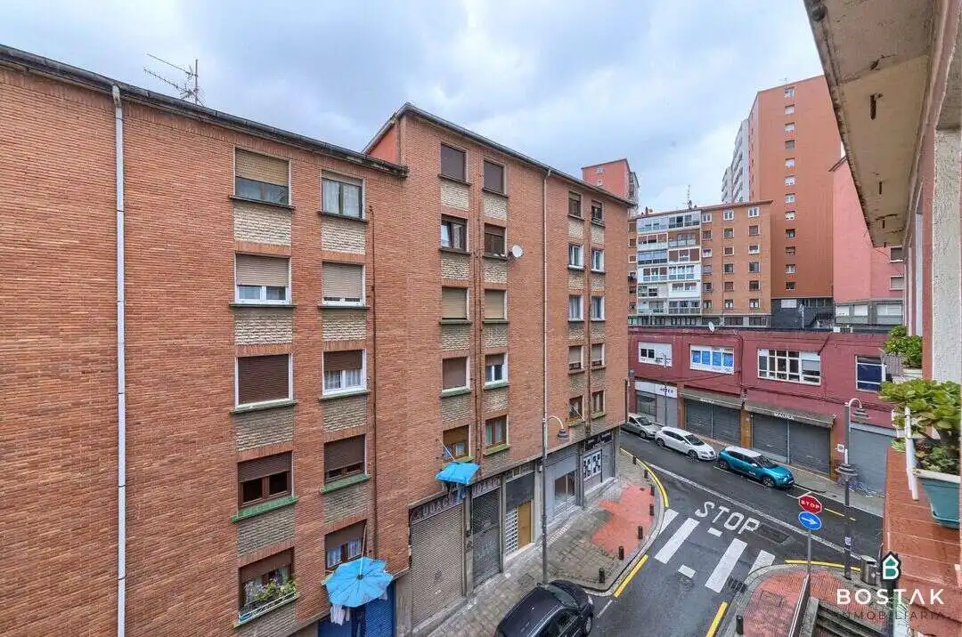Vista exterior de Pis en venda en Bilbao  amb Calefacció i Moblat