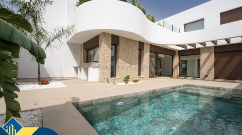 Villa renovada con piscina privada, en la provincia de Alicante, en la localidad de Almoradí. 4 habitaciones | 140 m² | A 14 kilóm