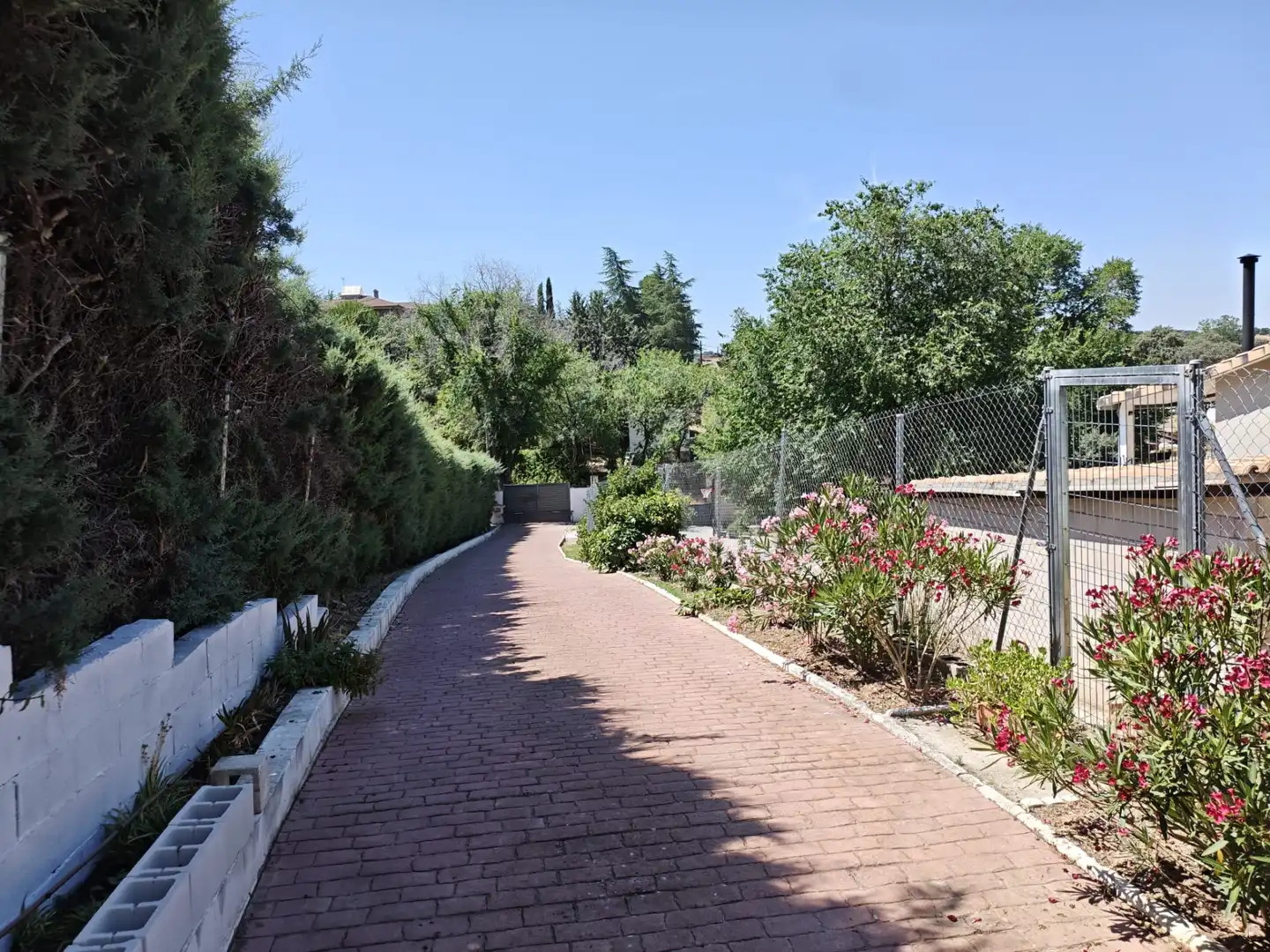 Vista exterior de Casa o chalet en venta en Sevilla la Nueva con Aire acondicionado, Calefacción y Jardín privado