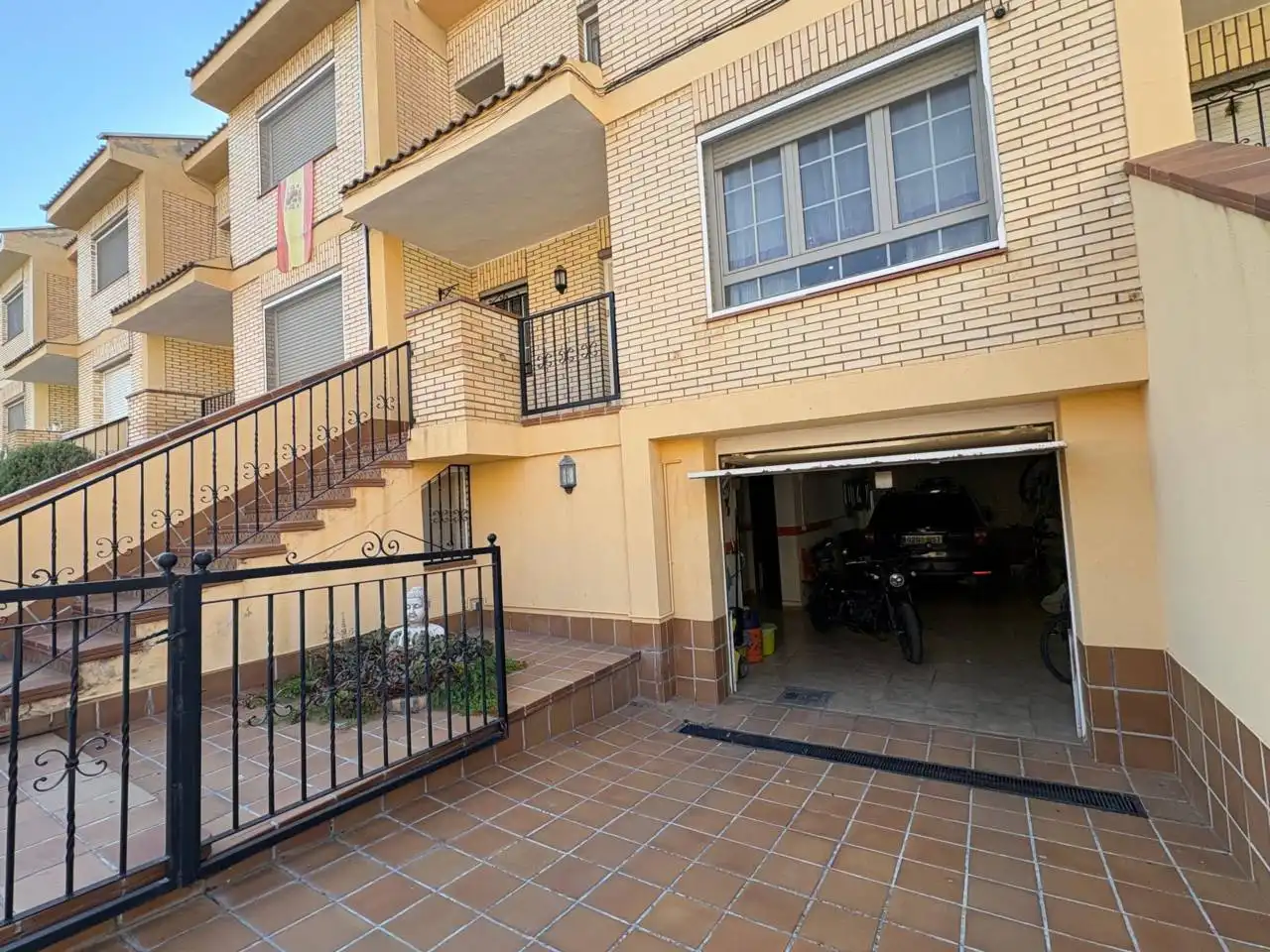 Vista exterior de Casa adosada en venta en Binéfar con Aire acondicionado, Calefacción y Jardín privado