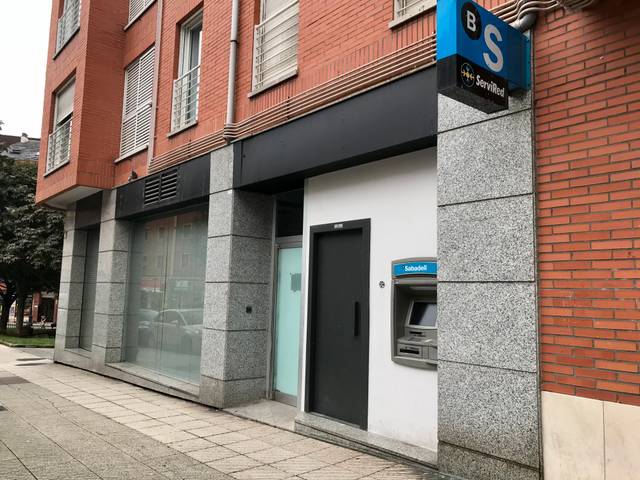 Local comercial en Alquiler en C/ Nicanor Piñole  en Milán - Pumarín