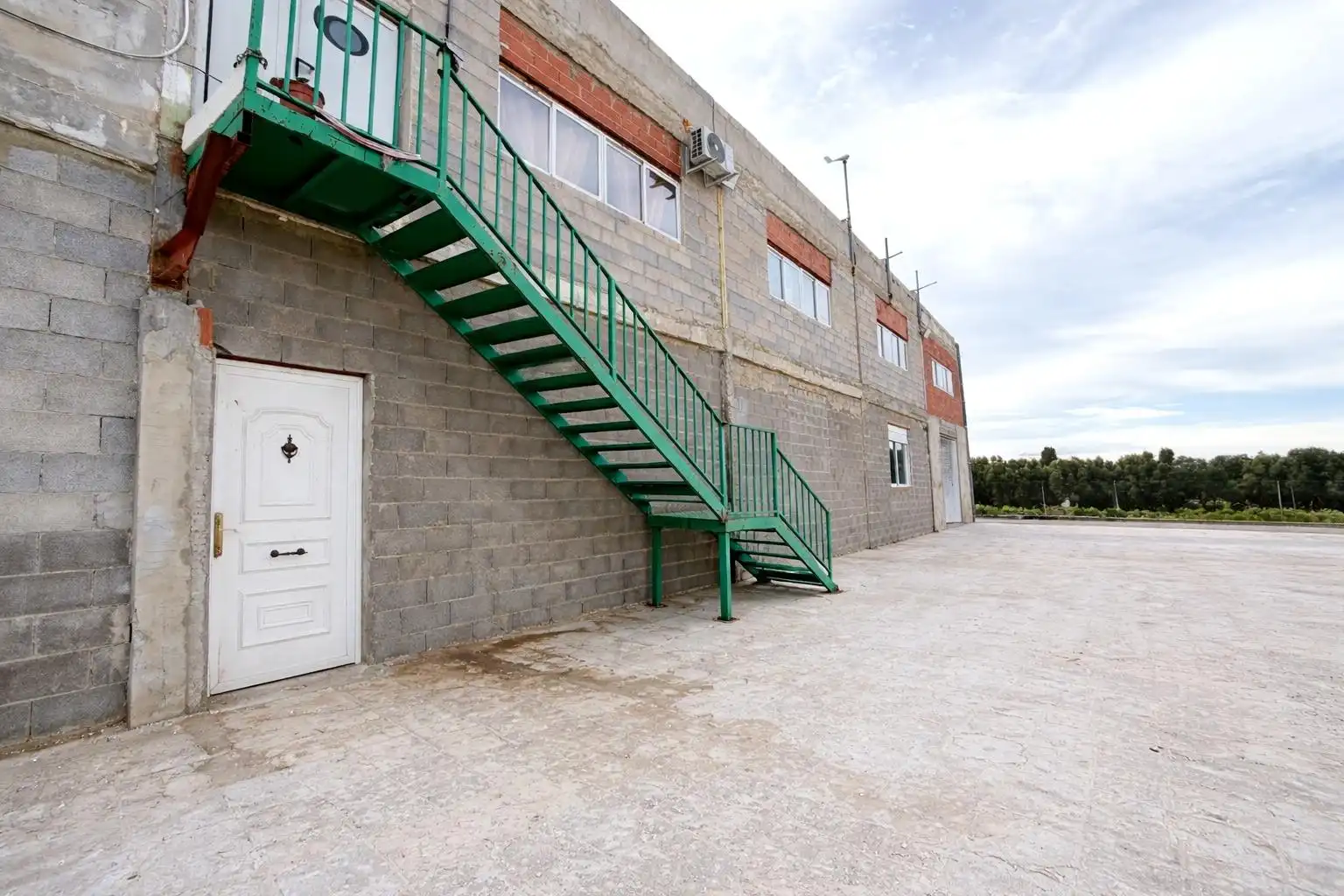 Außenansicht von Fabrikhallen zum Verkauf in Sagunto / Sagunt