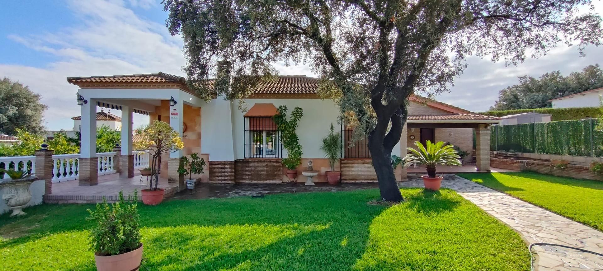 Jardí de Casa o xalet en venda en Gerena amb Aire condicionat, Jardí privat i Piscina