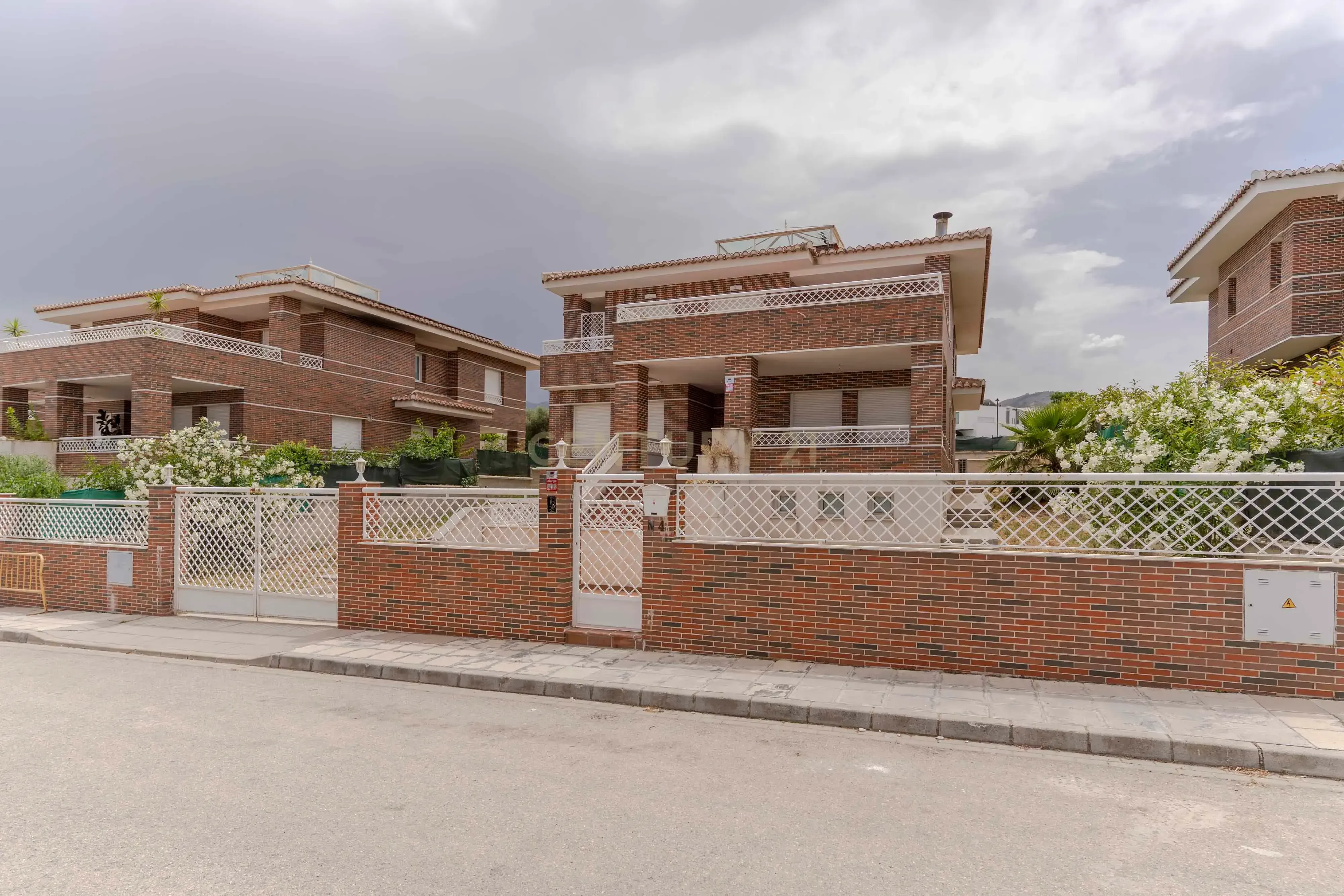 Vista exterior de Casa o xalet en venda en La Zubia amb Aire condicionat i Terrassa