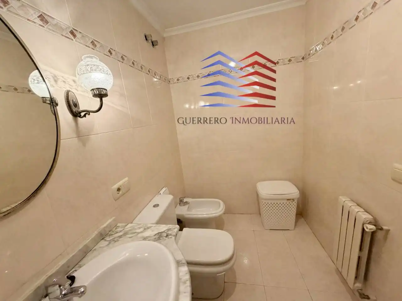 Baño de Apartamento de alquiler en Ourense Capital  con Calefacción, Parquet y Trastero
