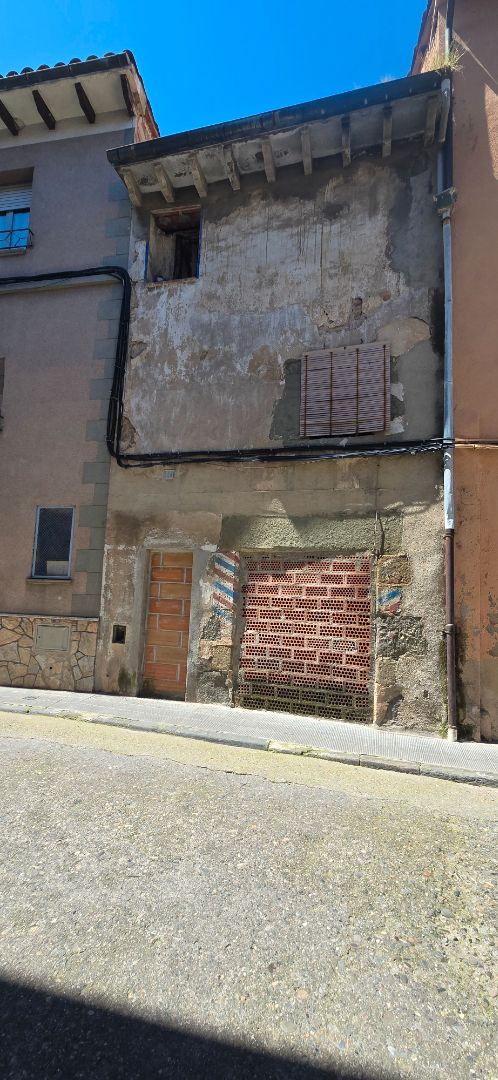 Exterior view of Single-family semi-detached for sale in Manlleu  with Terrace and Storage room